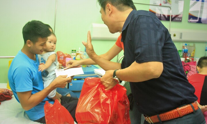 Mang Trung thu yêu thương đến với các em nhỏ trên giường bệnh