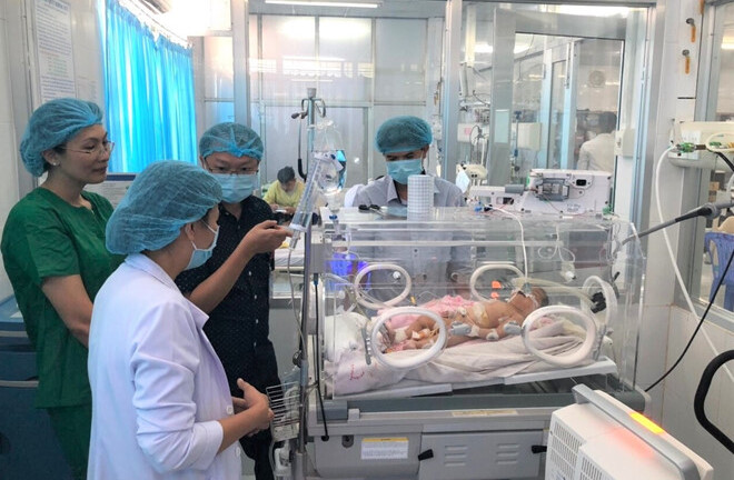 Hy hữu: Bé gái 9 ngày tuổi nội tạng chui lên lồng ngực, tim nằm bên phải