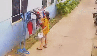 Video: Cô gái trẻ bị thanh niên đi xe máy sàm sỡ lúc đang phơi quần áo