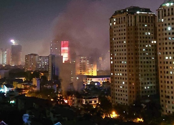 Nửa đêm, ngôi biệt thự 3 tầng ở Khu đô thị Xa La bốc cháy dữ dội