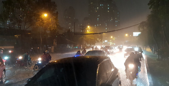 Sau trận mưa kéo dài, nhiều tuyến đường ở TP.HCM 