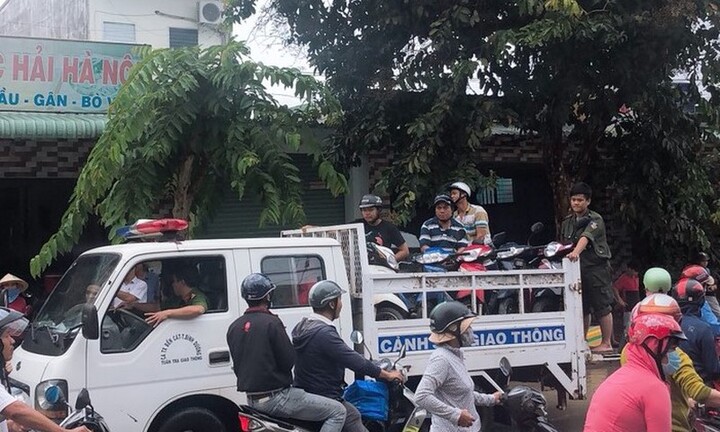 Hàng chục chiến sĩ công an giúp dân vượt qua các tuyến đường ngập ở Bình Dương