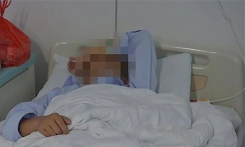 Cho bà bầu xuống xe cửa trước, tài xế xe buýt bị đánh đến bất tỉnh 