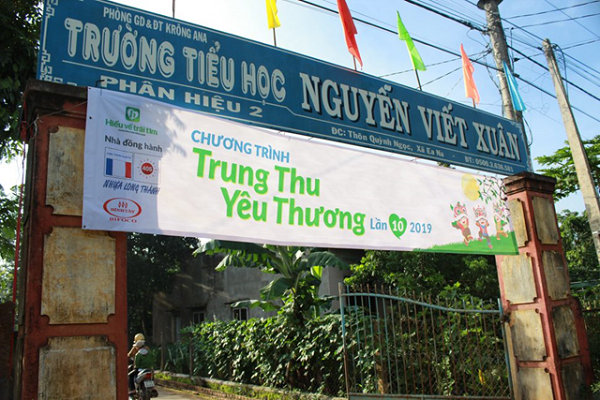 Bình Tây gửi trung thu tới trường Nguyễn Viết Xuân