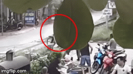 Video: Khoảnh khắc người phụ nữ lôi xe máy lại, cứu người đàn ông thoát chết trước đầu tàu hỏa