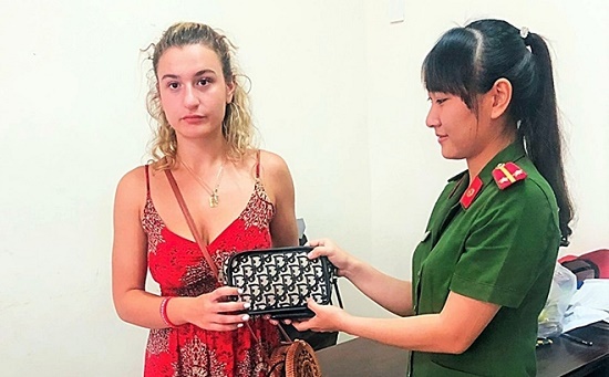 Nữ du khách nước ngoài nhận được điều bất ngờ từ Công an Hội An