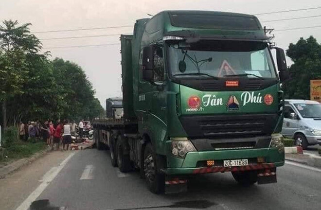 Tin tức tai nạn giao thông mới nhất hôm nay 18/9/2019: Container thực nghiệm vụ Innova đi lùi tông chết người