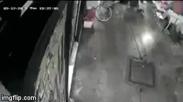 Video: Bị cướp giật phăng túi xách, cô gái trẻ ngã nhào trong hẻm vắng