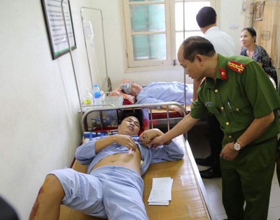 Khống chế đối tượng ngáo đá, Phó Công an xã bị đâm trọng thương