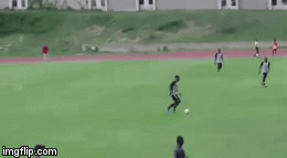 Video: 4 cầu thủ đổ gục trên sân sau tia sét bất ngờ