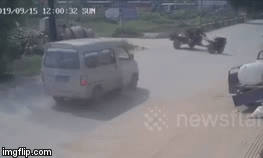 Video: Kinh hoàng cảnh ô tô lao như tên bắn, tông gãy đôi máy cày