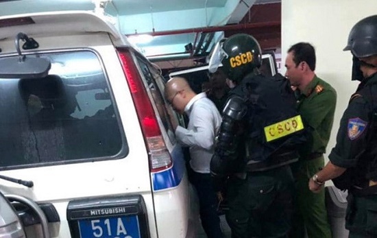 Áp giải Chủ tịch và Tổng Giám đốc công ty Alibaba về trụ sở công an lúc rạng sáng