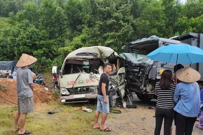 Tin tức tai nạn giao thông mới nhất hôm nay 20/9/2019: Xe khách đấu đầu xe tải, 6 người bị thương