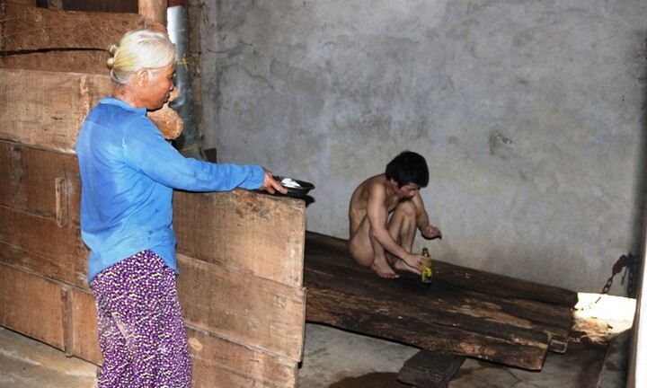 Mẹ già bất lực nhìn con quanh năm 