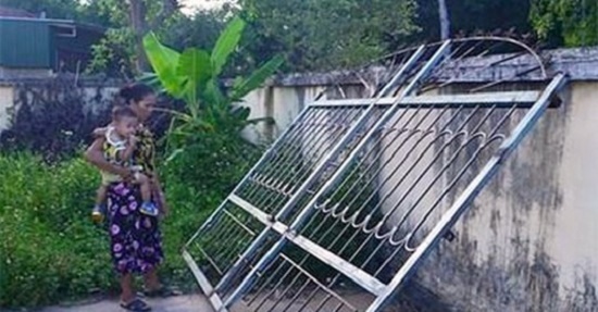 Xót xa bé 3 tuổi tử vong vì bị cửa sắt 200kg đè