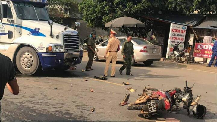 Sơn La: Xe máy đấu đầu xe container, 2 người thương vong 