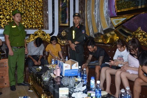 Gần 100 cảnh sát đột kích quán karaoke, phát hiện 32 đối tượng dương tính ma túy