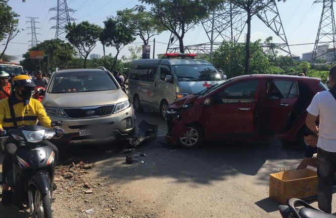 Tin tức tai nạn giao thông mới nhất hôm nay 23/9/2019: Hai ô tô va chạm trên đường, lái xe tử vong bên trong