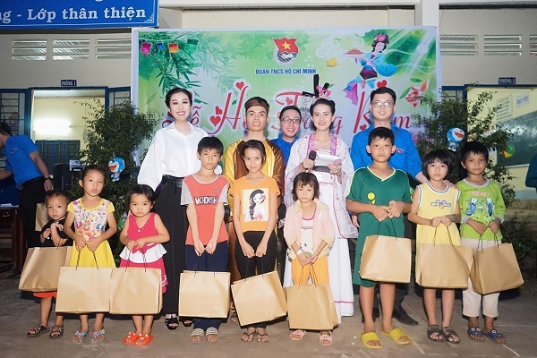 Nữ Hoàng Kim Trang mang trung thu ấm áp cho trẻ em nghèo ở Xuân Lộc Đồng Nai