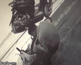 Video: Thanh niên đi SH bất ngờ trộm bó rau muống trên xe Wave gây 