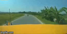 Video: Khoảnh khắc 2 người phụ nữ đi xe máy tông trực diện đầu container, văng xuống đường