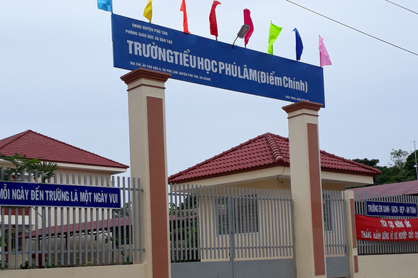 Kỷ luật hiệu trưởng chỉ đạo làm hồ sơ khống cho học sinh lên lớp