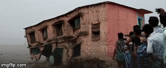 Video: Thót tim cả ngôi trường sụp đổ trong nháy mắt vì sạt lở