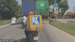 Video: Xe đầu kéo chở cùng lúc 2 thùng container nghênh ngang đi giữa đường đông đúc