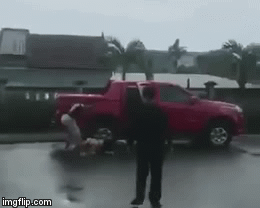 Video: Kinh hãi cảnh cựu cán bộ công an túm tóc đánh vợ cũ dã man, không ai dám can ngăn