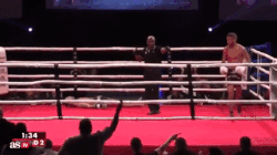 Video: Võ sĩ hóa kickboxing “thây ma” sau khi dính đòn knock-out