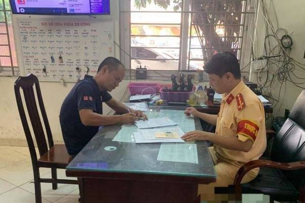 Vụ tài xế ô tô chắn đường xe chữa cháy làm nhiệm vụ: Không nghe được tiếng còi vì mở nhạc to