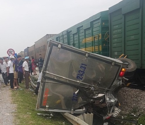 Tin tức tai nạn giao thông mới nhất hôm nay 26/9/2019: Tàu hỏa va chạm kinh hoàng với xe tải ở Nghệ An