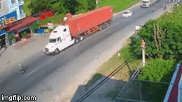Video: Bỗng nhiên lao thẳng vào đầu container, tài xế xe máy nhận cái kết đắng