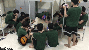 Nam sinh đại học Công nghiệp đồng thanh hát nhạc Mr.Siro “an ủi” bạn thất tình