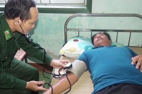 Trắng đêm vượt sóng, giải cứu 11 ngư dân gặp nạn trên biển