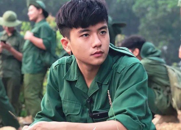 Chỉ một khoảnh khắc mặc đồng phục tập quân sự, nam sinh FPT đã khiến dân mạng 