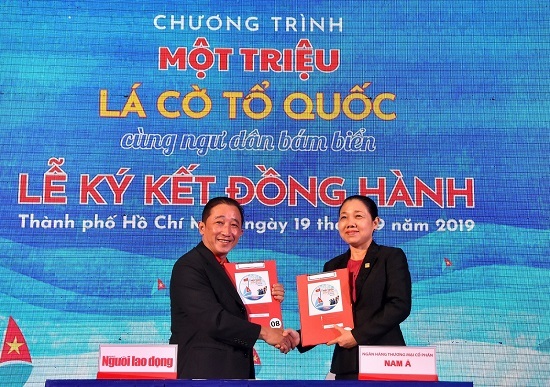 Nam Á Bank trao cờ tổ quốc chung tay bảo vệ biển đảo Việt Nam