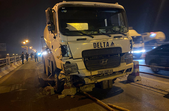 Tin tức tai nạn giao thông mới nhất hôm nay 28/9/2019: Xe bồn nổ lốp mất lái, tông hàng loạt xe máy