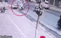 Taxi tông 2 phụ nữ nhặt ve chai đang dắt xe đạp: 1 người bị hất văng, người kia kẹt dưới bánh xe