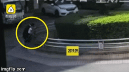 Video: Thót tim khoảnh khắc mẹ mải xem điện thoại, con nhỏ nghịch ngợm lao thẳng xuống hồ