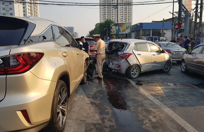 Tin tức tai nạn giao thông mới nhất hôm nay 30/9/2019: Ô tô 'điên' tông hàng loạt xe dừng đèn đỏ
