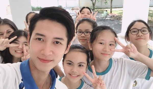 Thầy giáo thực tập điển trai hút hồn học sinh nhờ nụ cười tỏa nắng