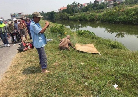 Tin tức tai nạn giao thông mới nhất hôm nay 1/10/2019: Xe tải đâm vào người đi đường, 2 học sinh tử vong