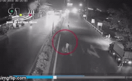 Chạy sang đường rồi vấp ngã, người đàn ông nhận cái kết thương tâm