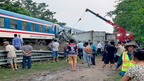 Tin tức tai nạn giao thông mới nhất hôm nay 1/10/2019: Xe container bị tàu hỏa tông gãy đôi