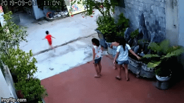 Video: Hoảng hồn cảnh cậu bé sang đường bị tông văng xa cả chục mét