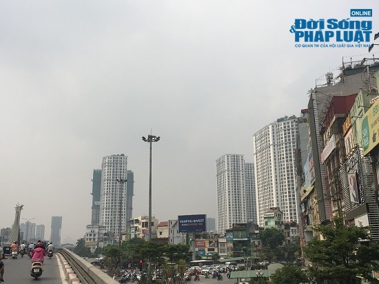 Hà Nội cảnh báo ô nhiễm không khí: Người dân ra đường bịt kín như Ninja