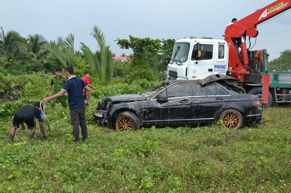 Vụ 3 người tử vong trong xe Mercedes dưới kênh: Xác định nguyên nhân ban đầu