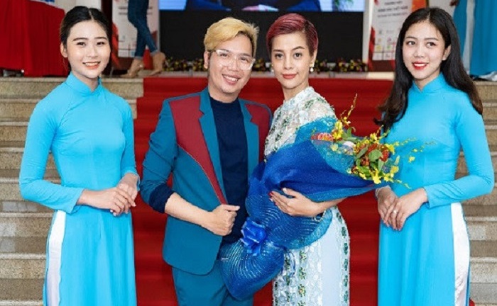 Đạo diễn Holy Thắng đến chúc mừng Ceo Hồ Hương đạt Top 10 thương hiệu uy tín