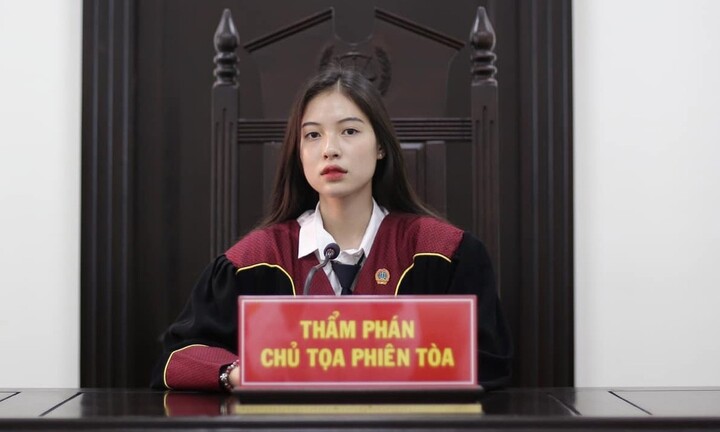Hotgirl Học viện Tòa án vào vai chủ tọa “đốn tim” cộng đồng mạng